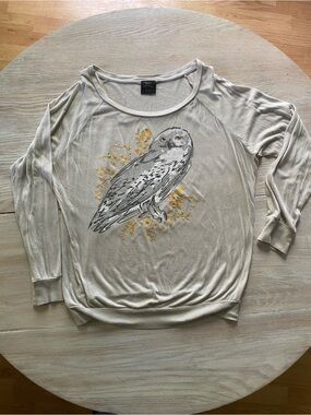 Harry Potter world Light Beige Long-Sleeve Owl Graphic Tee with Gold Accents